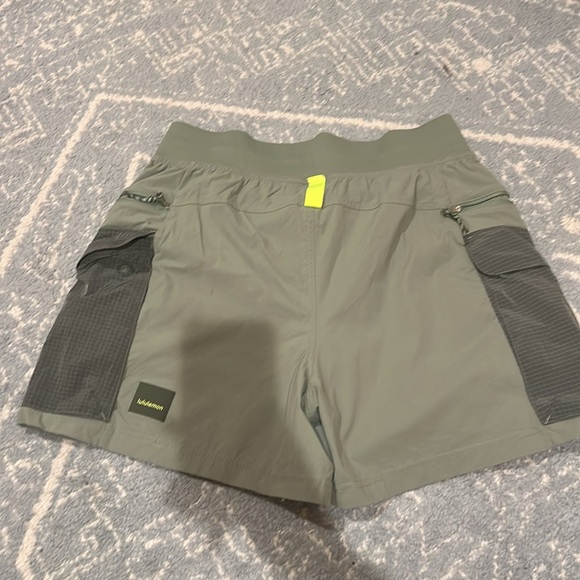 Lululemon Multi-Pocket Cargo High-Rise Hiking Short 5" size 10 - Picture 4 of 13